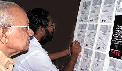 Yesudasan and Dr KS Radhakrishnan sign the Protest Card